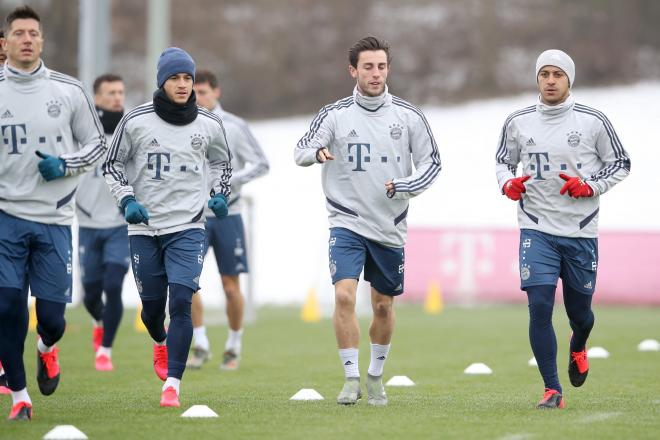 Álvaro Odriozola, junto a Thiago, en su primer entrenamiento con el Bayern de Múnich (Foto: @FCBayern).