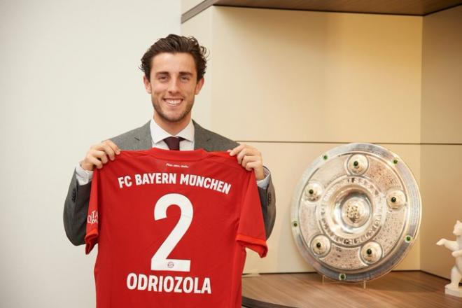 Álvaro Odriozola posa con la camiseta del Bayern de Múnich (Foto: FCB).
