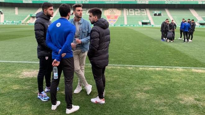 Andoni López, que no pudo jugar, conversa con varios leones antes del partido (Foto: Athletic Club).