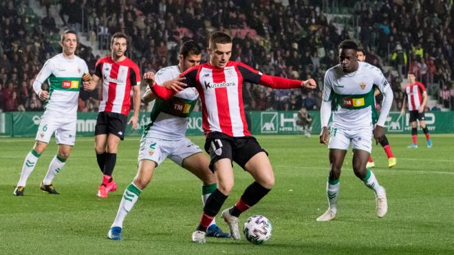 Iñigo Córdoba, en un lance del Elche-Athletic de la Copa del Rey (Foto: ATH).