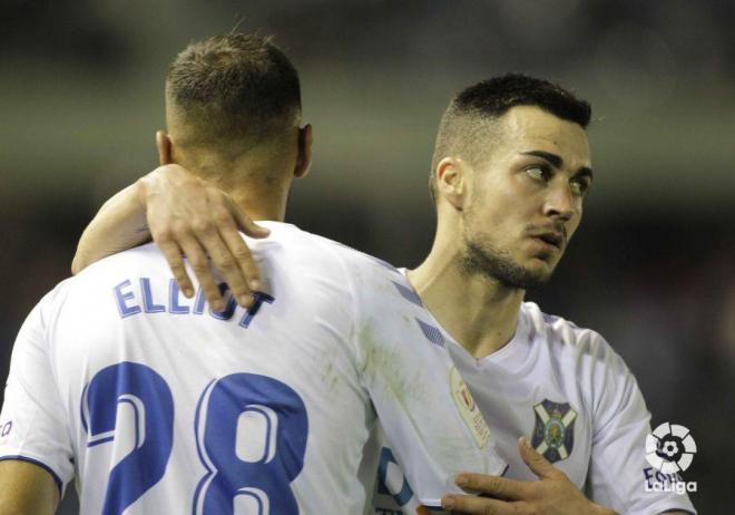 Joselu celebra con Elliot su primer gol con el Tenerife, ante el Valladolid (Foto: LaLiga).