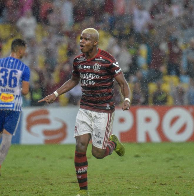 Lincoln celebra un gol con la camiseta del Flamengo (Foto: @Lincoln9).
