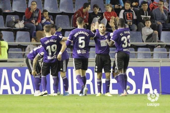 Los jugadores del Valladolid celebran el gol de Sandro ante el Tenerife (Foto: LaLiga).