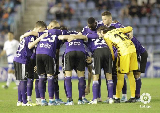 Los titulares del Valladolid en Tenerife hacen un corro antes del partido (Foto: LaLiga).