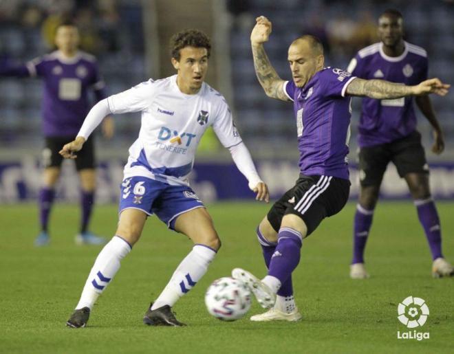Luis Milla presiona a Sandro Ramírez en el Tenerife-Valladolid de Copa (Foto: LaLiga).