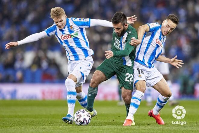 Odegaard y Gorosabel se llevan un balón en el Real Sociedad-Espanyol de la Copa (Foto: LaLiga).