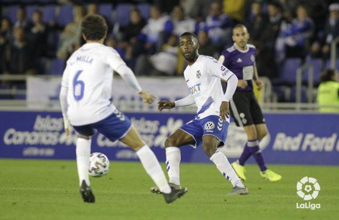 Shaq Moore juega con Luis Milla en el Tenerife-Valladolid de Copa (Foto: LaLiga).