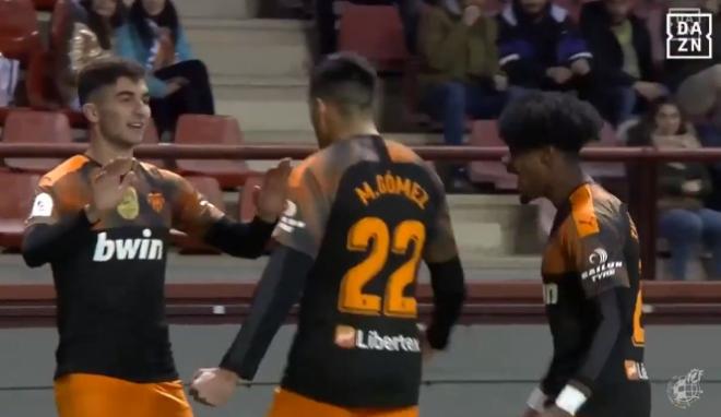 Captura de Maxi Gómez celebrando su gol con Ferrán Torres en el Logroñés-Valencia.