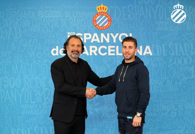 Adrián Embarba, junto a Rufete, en su presentación con el Espanyol (Foto: @RCDEspanyol).