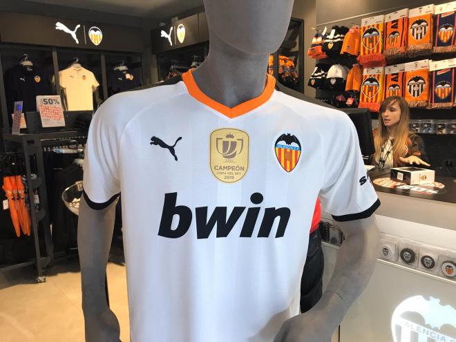 Camiseta del Valencia CF con la insignia de campeón de Copa del Rey