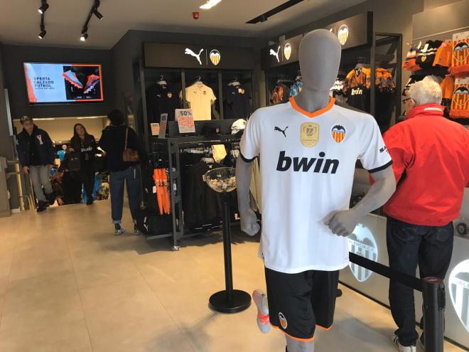 Camiseta del Valencia CF con la insignia de campeón de Copa del Rey.