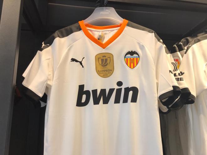 Camiseta del Valencia CF con la insignia de campeón de Copa del Rey