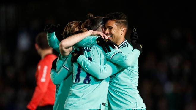 Casemiro y Nacho abrazan a Bale tras el primer gol del conjunto blanco (Foto: @realmadrid).