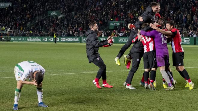 Iago Herrerín es abrazado por sus compañeros tras los penaltis en Elche (Foto: Athletic Club).
