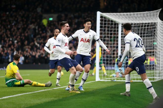 Giovani Lo Celso celebra un gol con sus compañeros en el Tottenham.