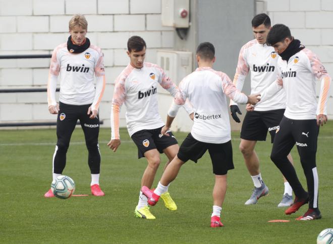 Entrenamiento del Valencia CF con Rodrigo y Guedes (Foto: David González)