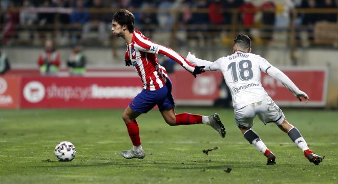 Joao Félix conduce la pelota ante la presión de un jugador de la Cultural Leonesa (Foto: @Atleti).