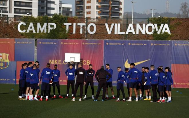 Quique Setién y su cuerpo técnico dialogan con los futbolistas del Barça antes del comienzo de una sesión de entrenamiento (Foto: FCB).