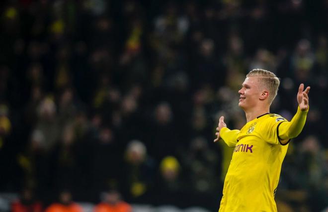 Erling Haaland, objetivo del Barcelona, celebra un gol con el Borussia Dortmund.