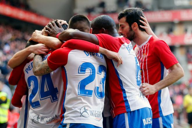 Los jugadores del Sporting celebran el gol de Pedro Díaz contra el Fuenlabrada (Foto: Luis Manso).