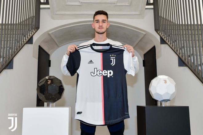 Marqués posa con la camiseta de la Juventus (Foto: Juventus).