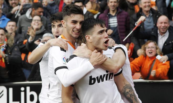 Maxi Gómez celebra un gol con Ferran Torres (Foto: David González)