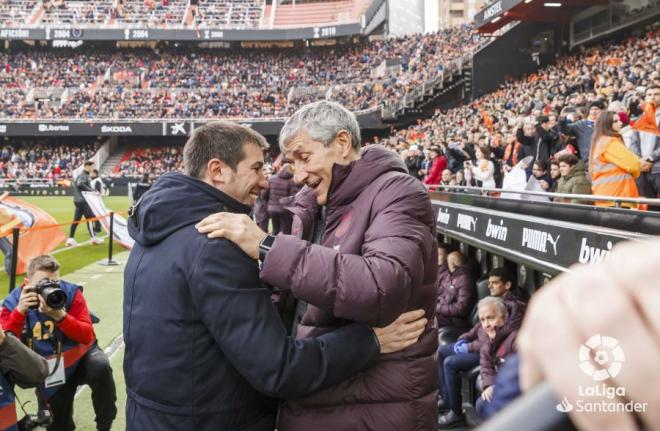 Quique Setién, adalid de la posesión, saluda a Celades antes del partido entre el Valencia y el Barcelona (Foto: LaLiga).
