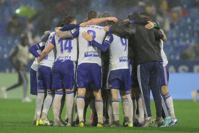 Piña de los jugadores del Real Zaragoza tras vencer ante el Numancia (Foto: Dani Marzo.