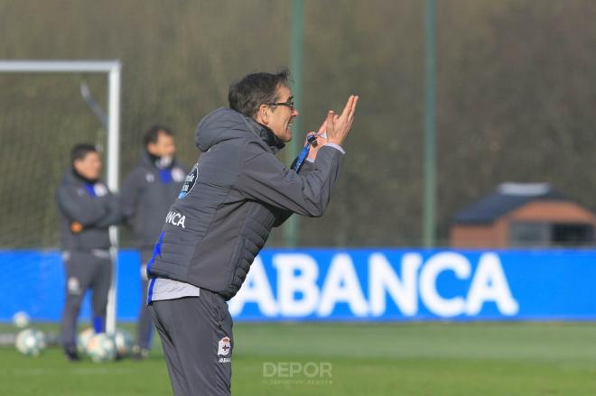 Fernando Vázquez da indicaciones en un entrenamiento del Dépor.