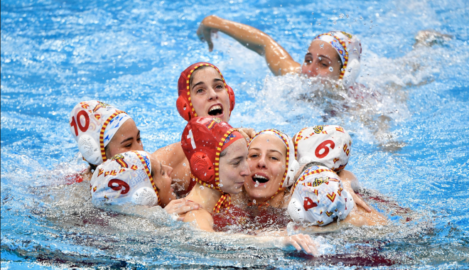 Celebración de las jugadoras de la selección españolas de waterpolo en el Europeo de Budapest (Foto: EFE)