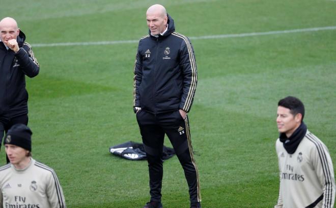 Zidane, en una sesión del Real Madrid: en el Barcelona quieren un entrenador de su perfil.