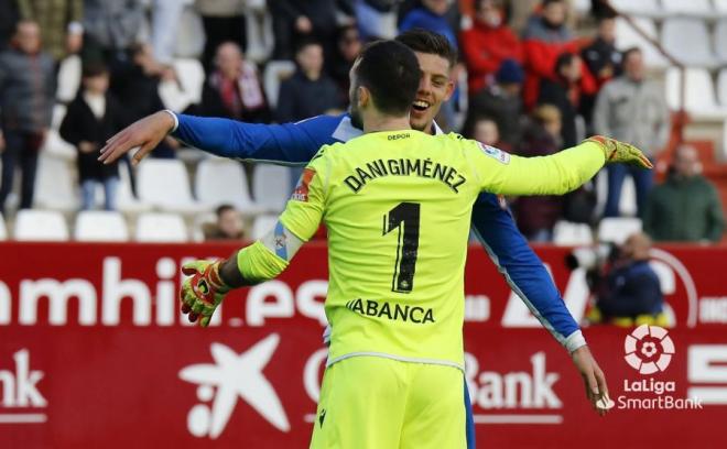 Dani Giménez recibe la felicitación de Montero tras el penalti detenido a Dani Ojeda en el Albacete-Dépor (Foto: LaLiga).