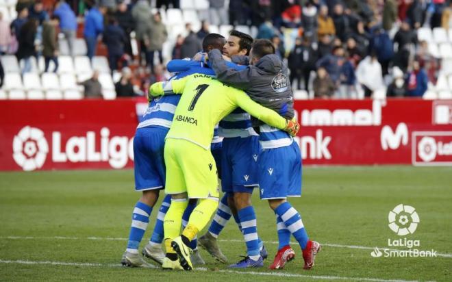 Dani Giménez celebra la victoria en el Albacete-Dépor junto a varios compañeros (Foto: LaLiga).