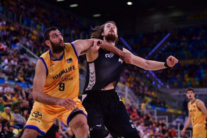 El pívot del Bilbao Basket Ondrej Balvin pelea por el rebote con Bourousis (Foto: ACBPhoto).