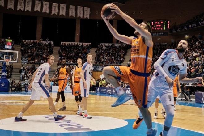 Valencia Basket en la pista del Monbus Obradoiro
