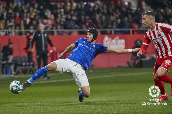 Luismi intenta llegar a un balón durante el Girona-Real Oviedo en su anterior etapa en el club (Foto: LaLiga).