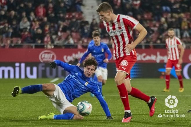 Sangalli lucha por una pelota en el Girona-Real Oviedo (Foto: LaLiga).