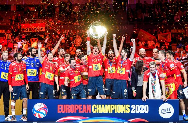 Los jugadores alzan el título de campeón de Europa (Foto: EFE).