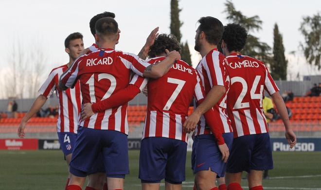 Los jugadores del Atlético de Madrid B celebran con Riquelme uno de sus goles.