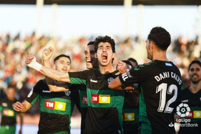 Los jugadores del Elche celebran uno de los goles en Almería (Foto: LaLiga).