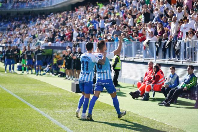 Adrián y Renato celebran un tanto en La Rosaleda.