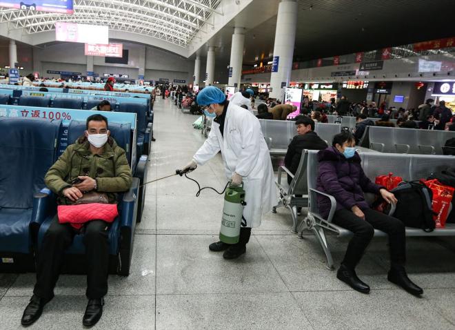 Operarios desinfectando por el coronavirus en un aeropuerto asiático.