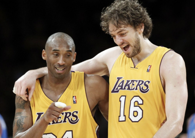Kobe Bryant junto a Pau Gasol durante su etapa en Los Ángeles Lakers (Foto: EFE).