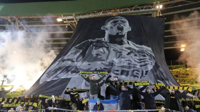 Tifo homenaje a Emiliano Sala.