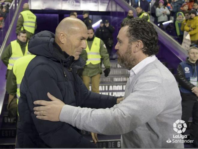 Zidane y Sergio se saludan antes del Pucela-Real Madrid (Foto: LaLiga):