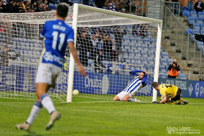 El delantero Chuli, tras fallar una clara ocasión de gol. (Manu López / Albiazules.es).