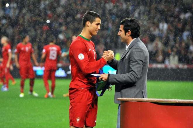 Saludo entre Cristiano Ronaldo y Luis Figo antes de un partido con Portugal.