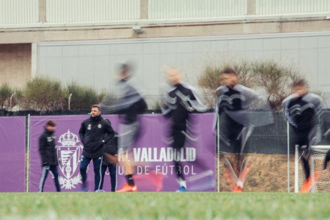 Entrenamiento del primer equipo en los Campos Anexos de Zorrilla (Foto: Real Valladolid).