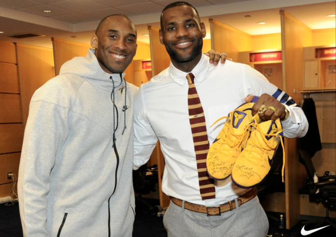 Kobe Bryant le regaló sus zapatillas a LeBron James tras unos Cleveland Cavaliers-Los Ángeles Lakers (Foto: NIKE).