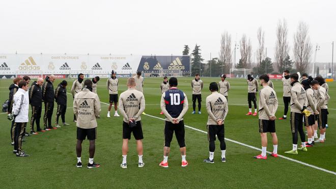 La plantilla del Real Madrid guarda un minuto de silencio en un entrenamiento (Foto: RMCF).